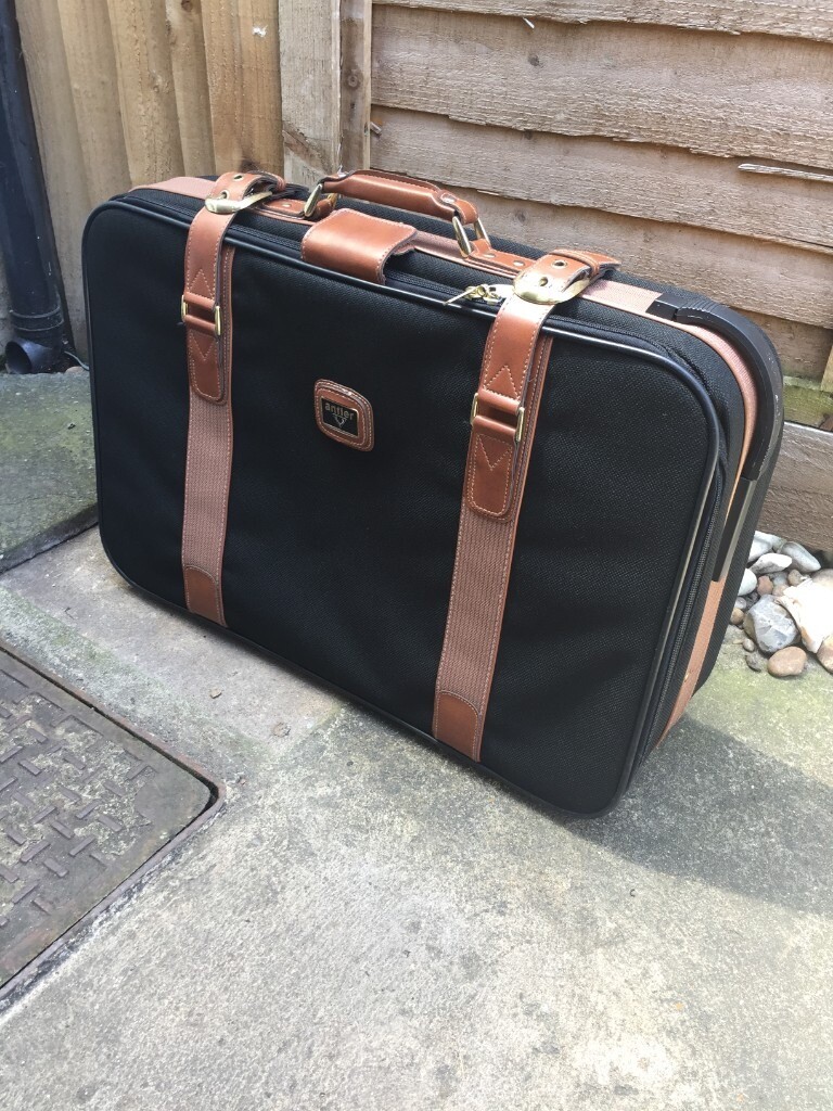 medium luggage size cm